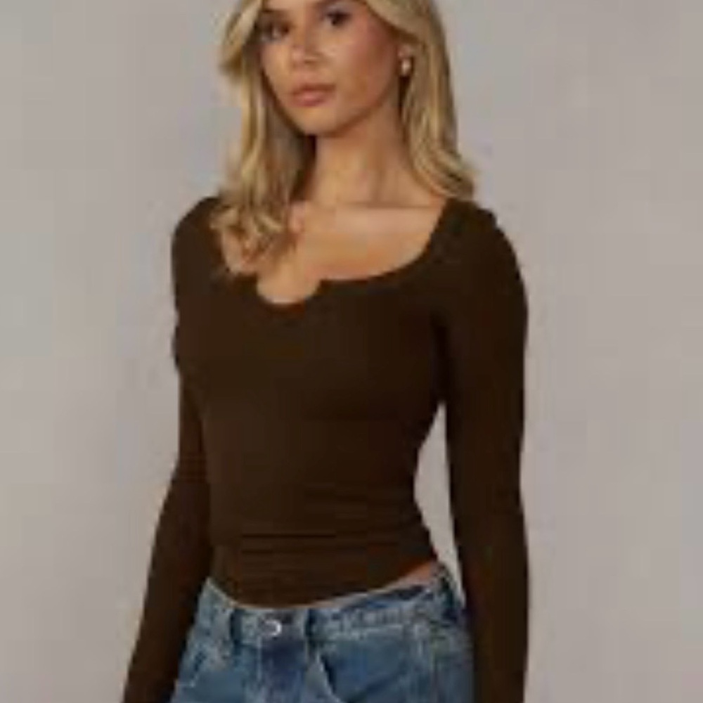 Brandi Melville Women's Brown Ribbed Long Sleeve Top